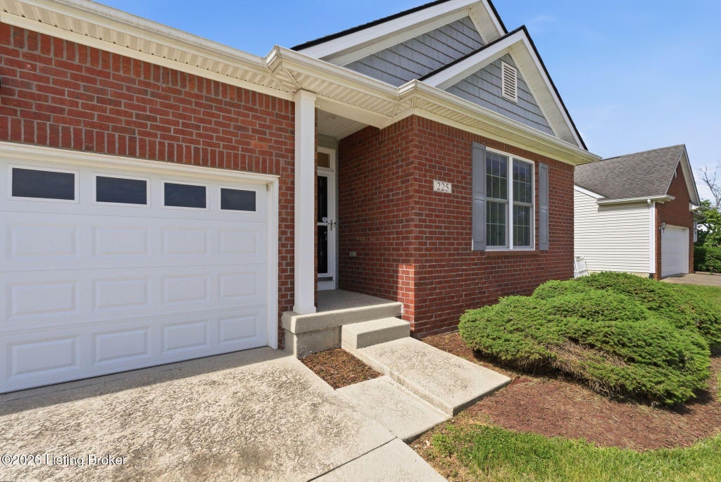 Photo of 225 Saint Regis Dr, Shelbyville, KY 40065 (MLS # 1719547)