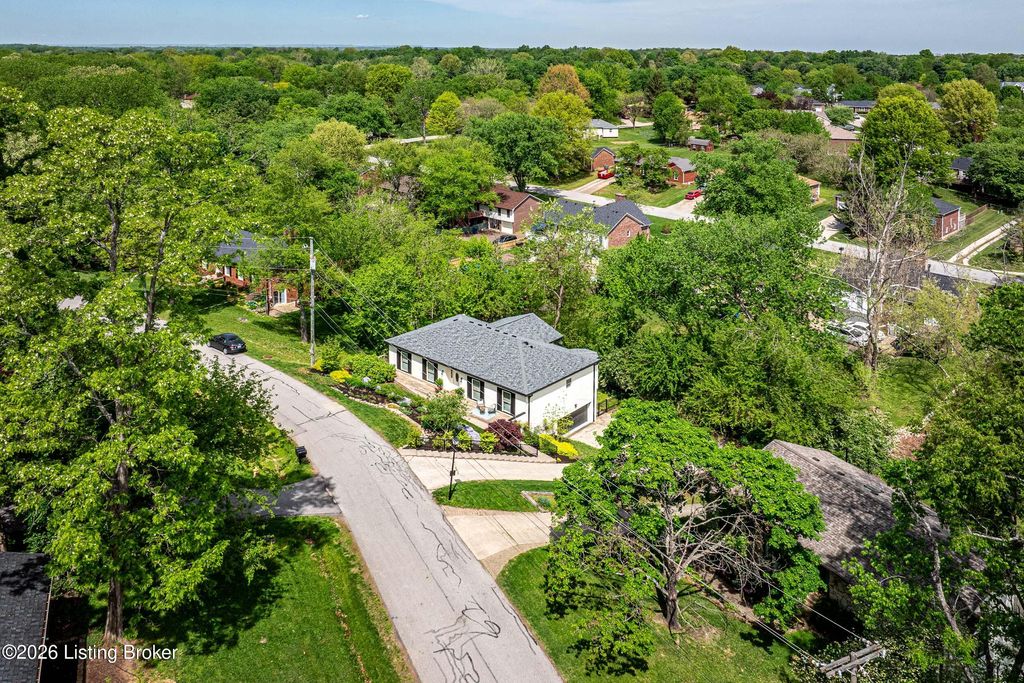 Photo of 1027 Rollingwood Ln, Goshen, KY 40026 (MLS # 1715393)