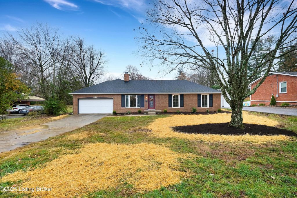 Photo of 105 Sunset Dr, La Grange, KY 40031 (MLS # 1703997)