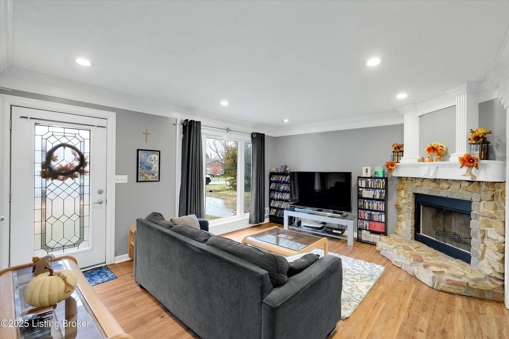 Photo of 105 Sunset Dr, La Grange, KY 40031 (MLS # 1703997)