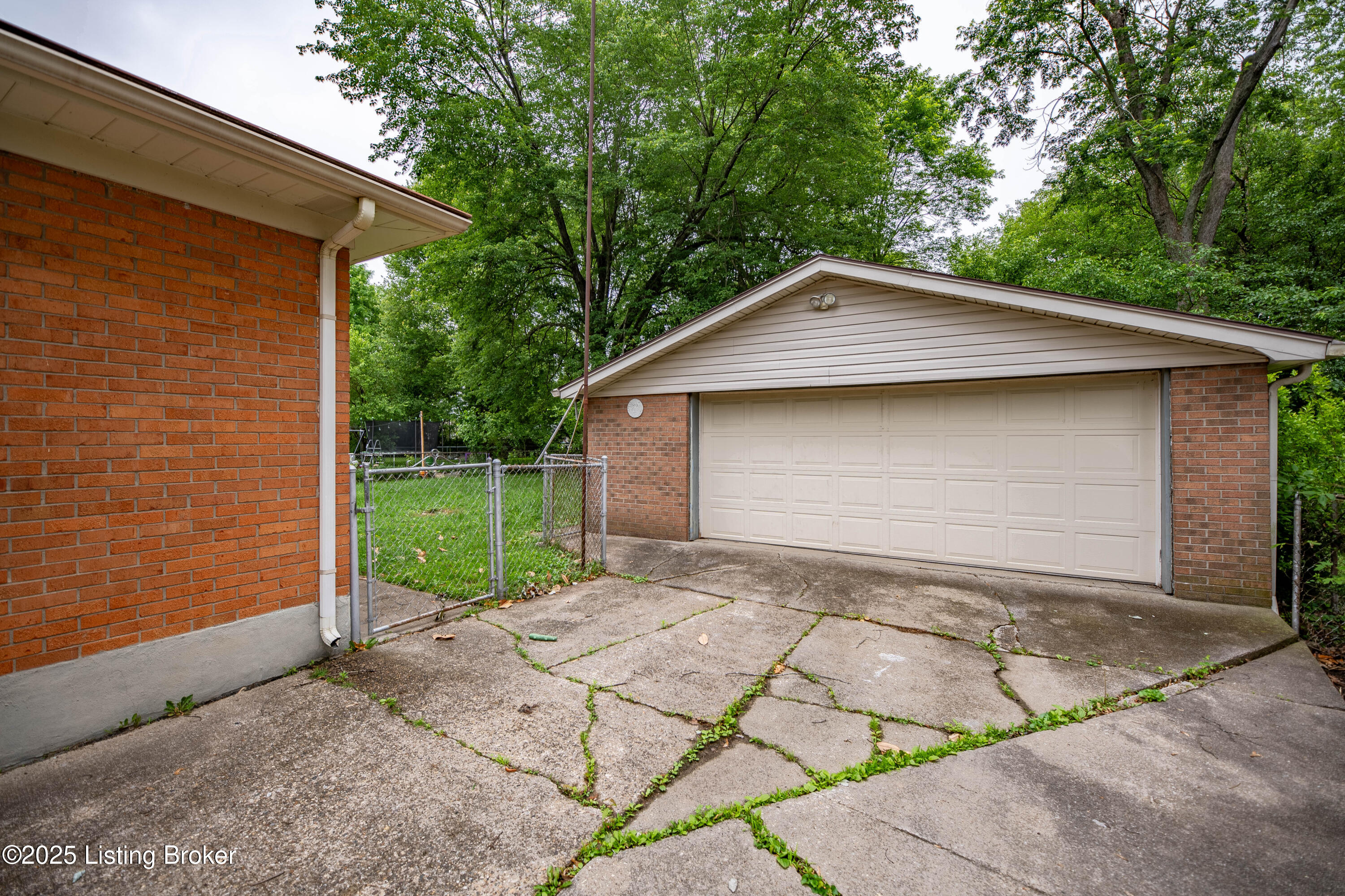 8417 Madrone Ave, Louisville, Kentucky image 16