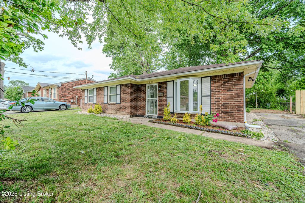 Photo of 5805 Spicewood Ln, Louisville, KY 40219 (MLS # 1715892)