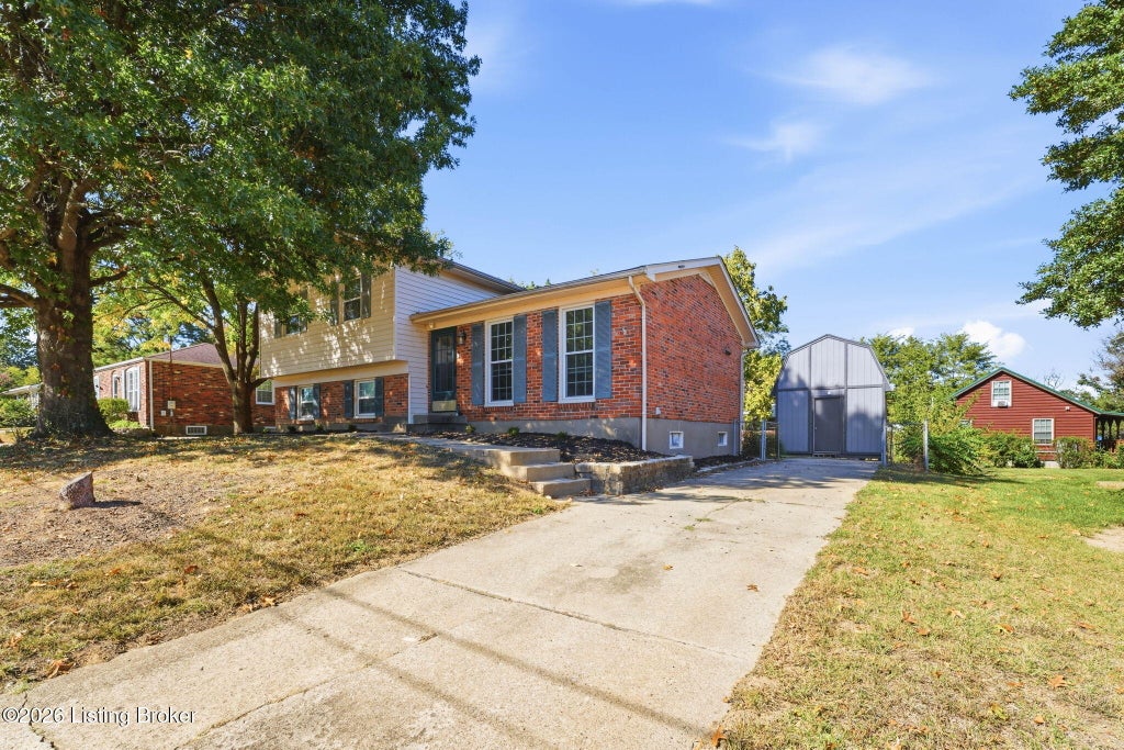 Photo of 10111 Westwego Pl, Louisville, KY 40299 (MLS # 1731386)