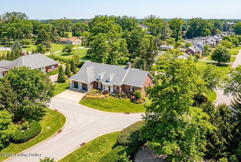 Photo of 401 Stonehaven Commons Ct, Louisville, KY 40207 (MLS # 1710016)