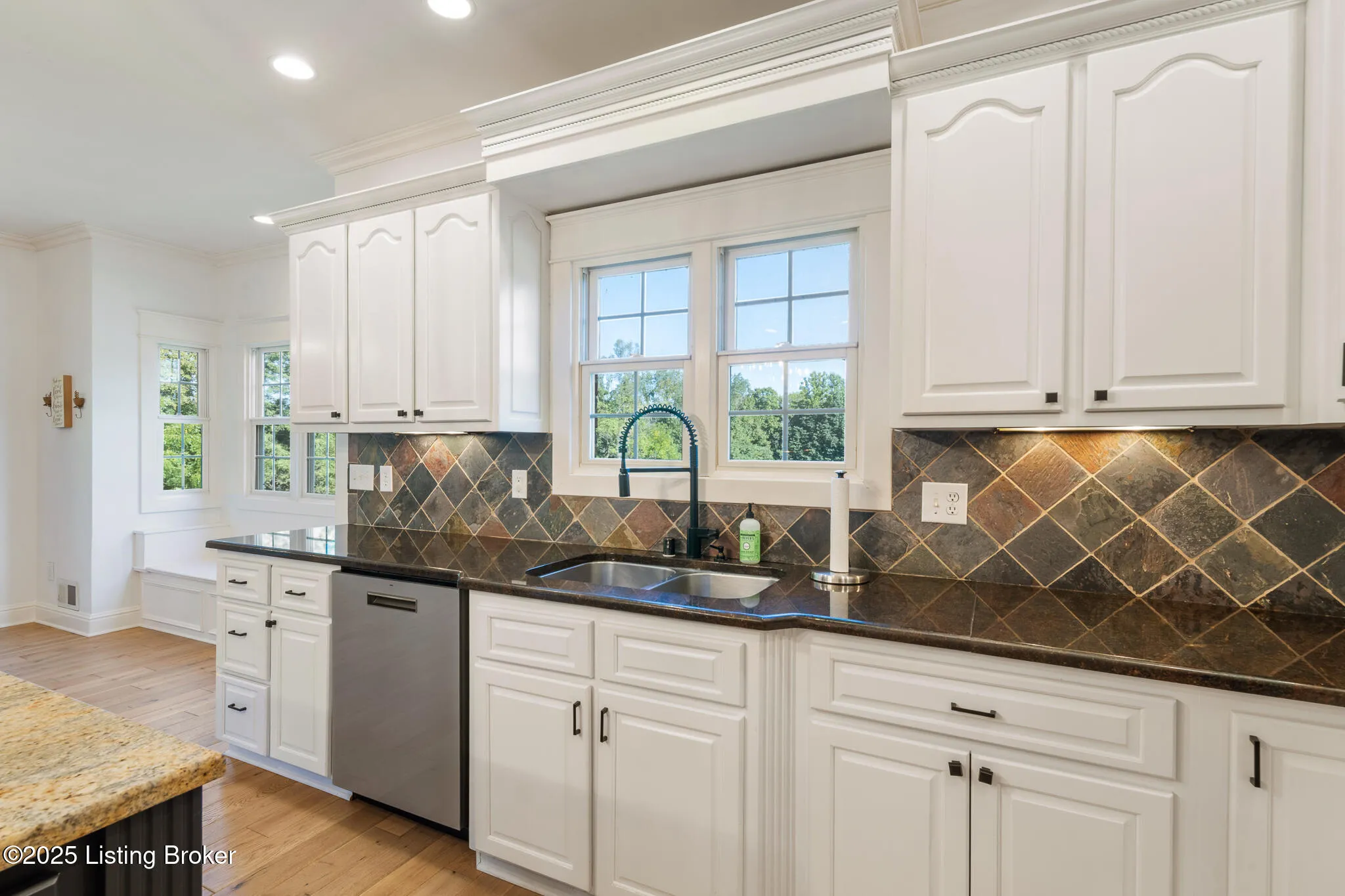 Crestwood, Kentucky 40014, United States, 5 Bedrooms Bedrooms, ,6 BathroomsBathrooms,Residential,Active,203218