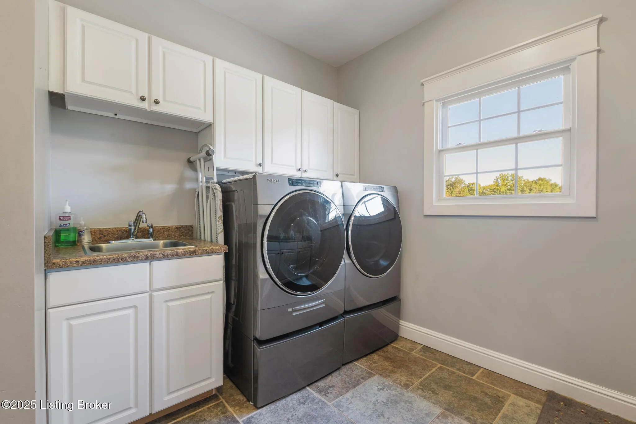 Crestwood, Kentucky 40014, United States, 5 Bedrooms Bedrooms, ,6 BathroomsBathrooms,Residential,Active,203218