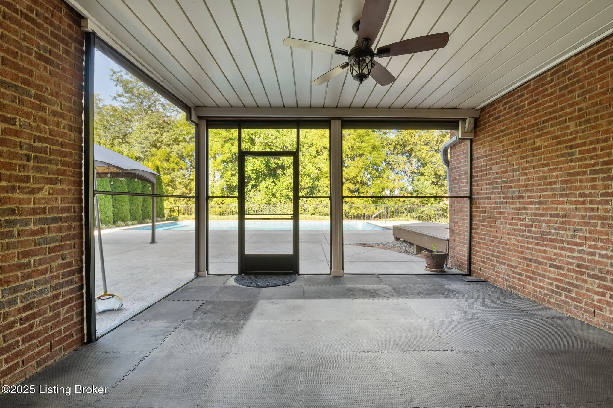 Crestwood, Kentucky 40014, United States, 5 Bedrooms Bedrooms, ,6 BathroomsBathrooms,Residential,Active,203218