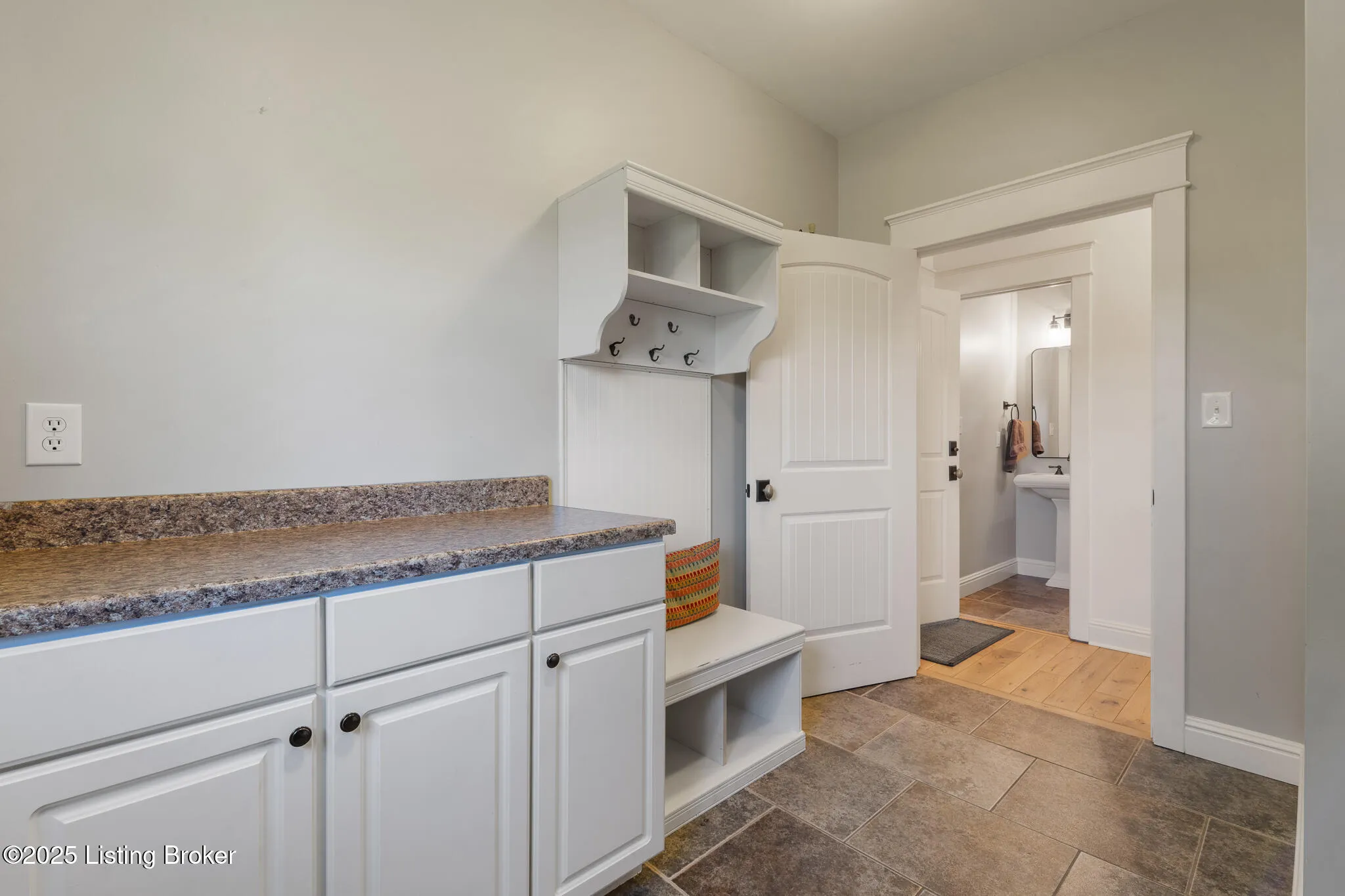 Crestwood, Kentucky 40014, United States, 5 Bedrooms Bedrooms, ,6 BathroomsBathrooms,Residential,Active,203218