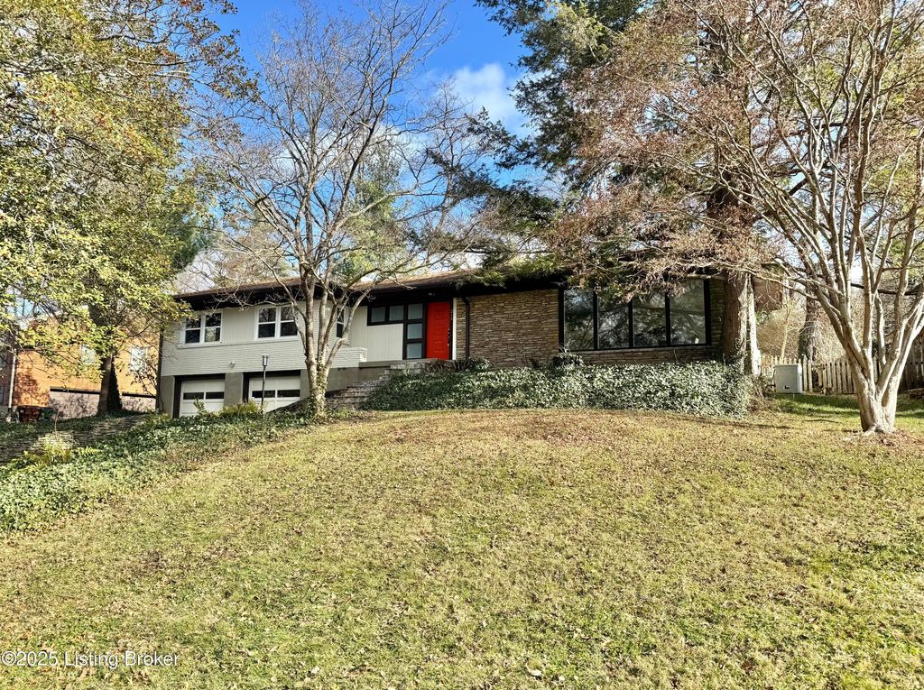 Photo of 215 Choctaw Rd, Louisville, KY 40207 (MLS # 1705929)