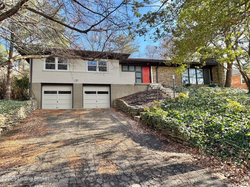 Photo of 215 Choctaw Rd, Louisville, KY 40207 (MLS # 1705929)