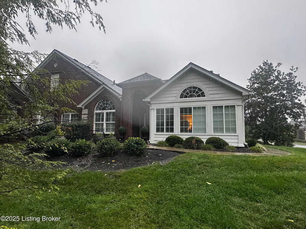Photo of 4322 Ivy Crest Cir, Louisville, KY 40241 (MLS # 1700141)