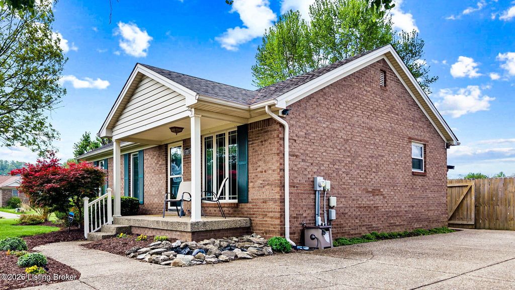 Photo of 13107 Lavenia Ln, Louisville, KY 40272 (MLS # 1714373)