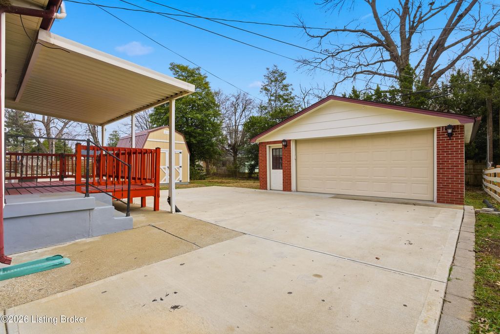 Photo of 3018 Kaye Lawn Dr, Louisville, KY 40220 (MLS # 1706201)