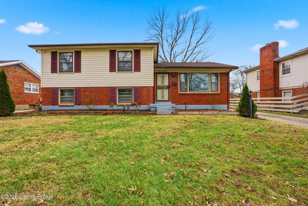 Photo of 3018 Kaye Lawn Dr, Louisville, KY 40220 (MLS # 1706201)