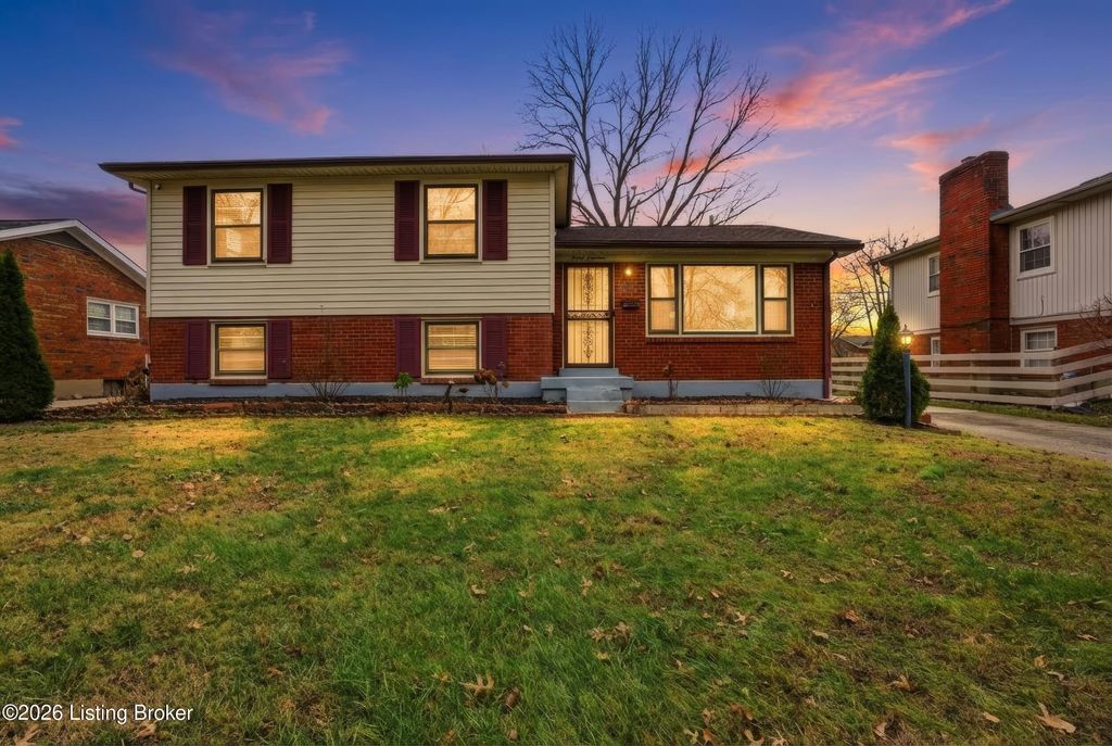 Photo of 3018 Kaye Lawn Dr, Louisville, KY 40220 (MLS # 1706201)