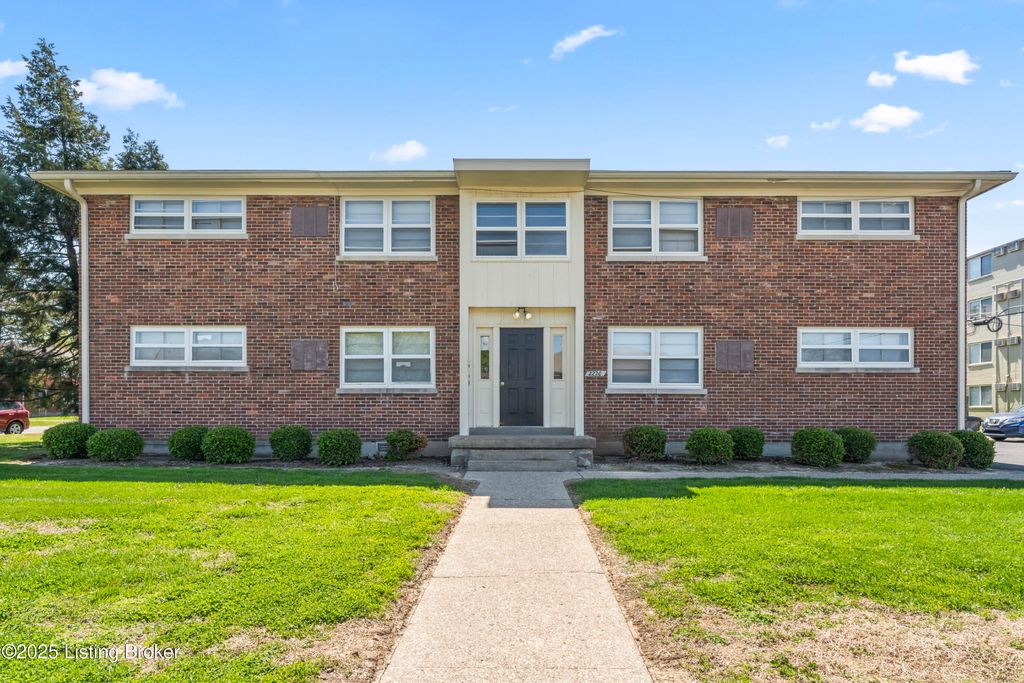 Photo of 2220 Heather Ln #8, Louisville, KY 40218 (MLS # 1705366)