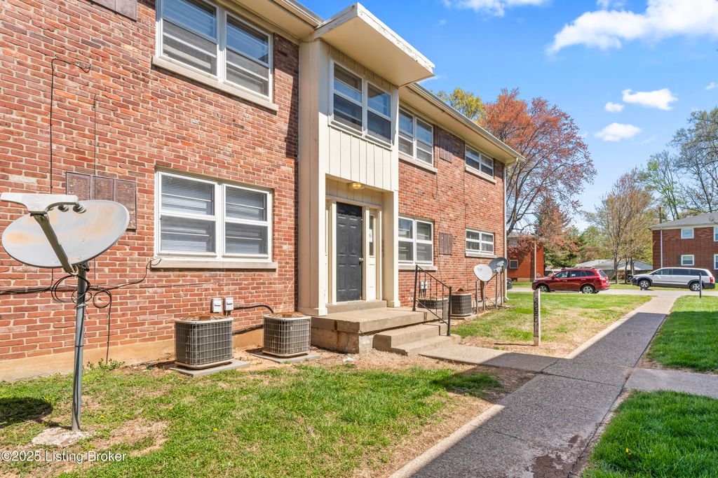 Photo of 2220 Heather Ln #8, Louisville, KY 40218 (MLS # 1705366)