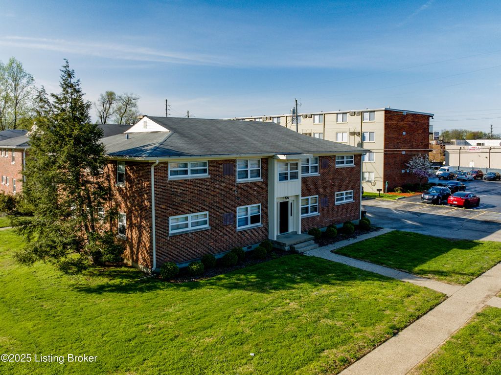 Photo of 2220 Heather Ln #8, Louisville, KY 40218 (MLS # 1705366)