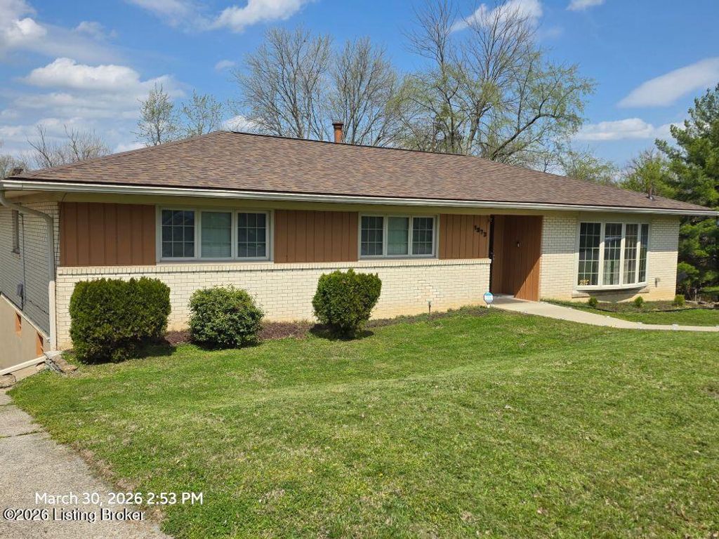 Photo of 1973 Meadowcreek Dr, Louisville, KY 40218 (MLS # 1713513)