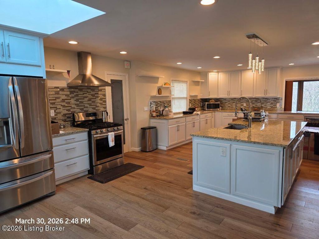 Photo of 1973 Meadowcreek Dr, Louisville, KY 40218 (MLS # 1713513)