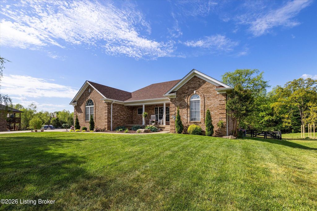 Photo of 377 Grand Ave, Shepherdsville, KY 40165 (MLS # 1715358)