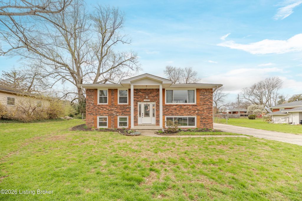 Photo of 1624 Greenland Park Cir, Shelbyville, KY 40065 (MLS # 1721257)