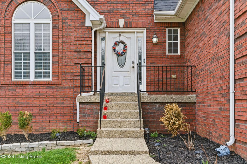 Photo of 517 Chieftain Dr, Louisville, KY 40118 (MLS # 1712259)