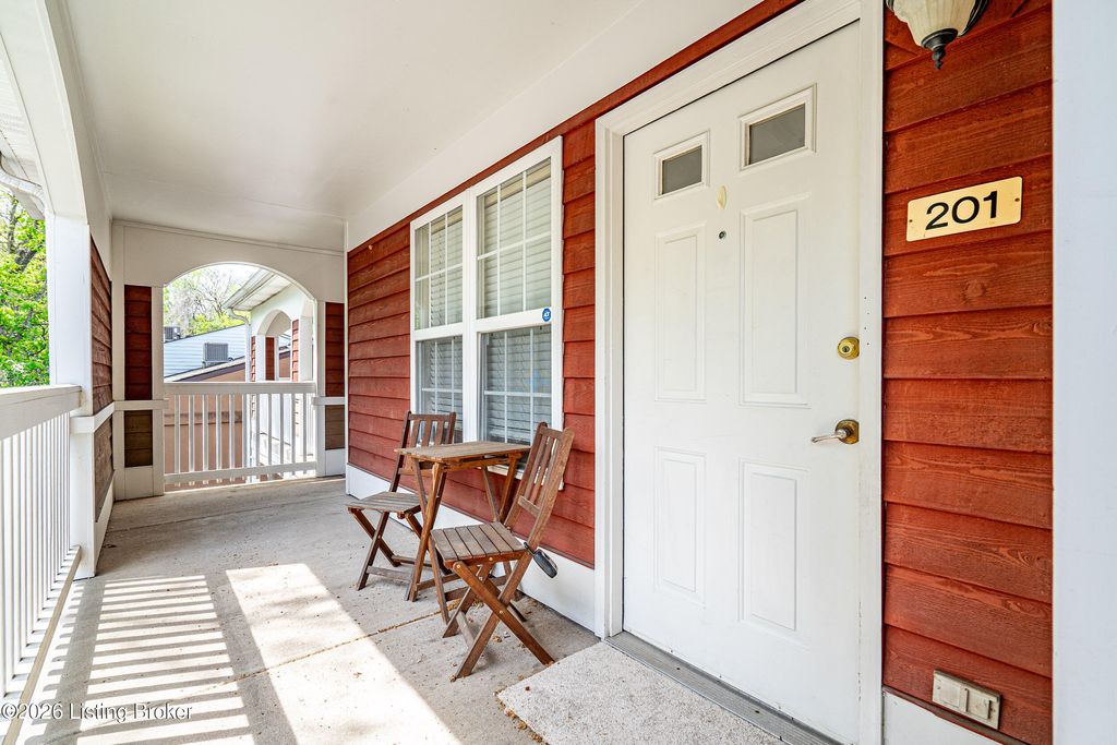 Photo of 250 Crescent Hill Pl #APT 201, Louisville, KY 40206 (MLS # 1714008)