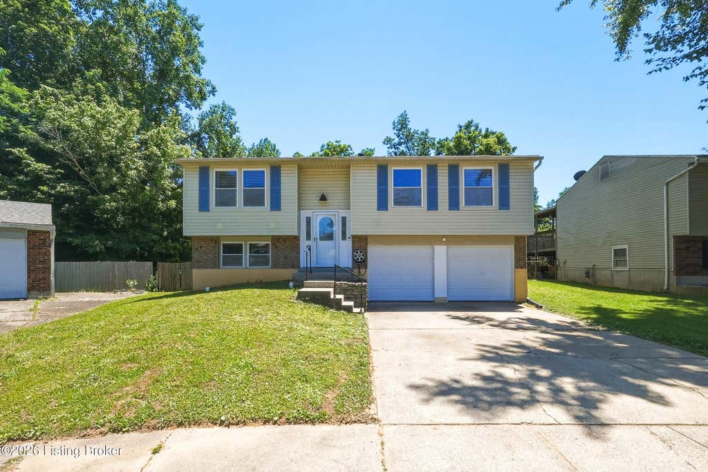 Photo of 10902 Stitch Pl, Louisville, KY 40272 (MLS # 1719494)