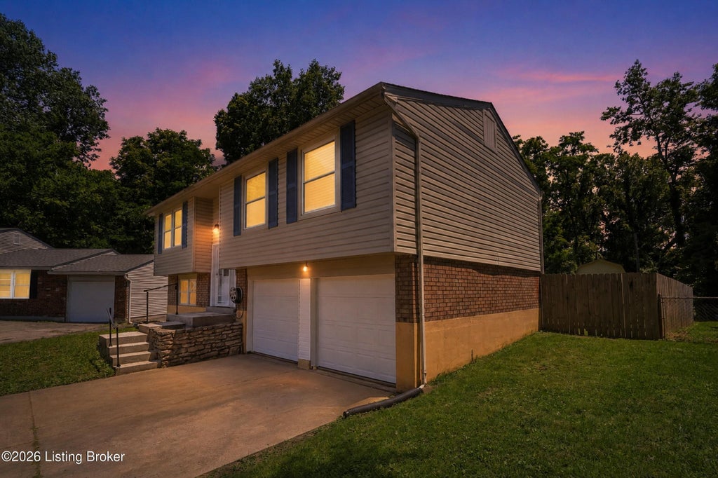 Photo of 10902 Stitch Pl, Louisville, KY 40272 (MLS # 1719494)