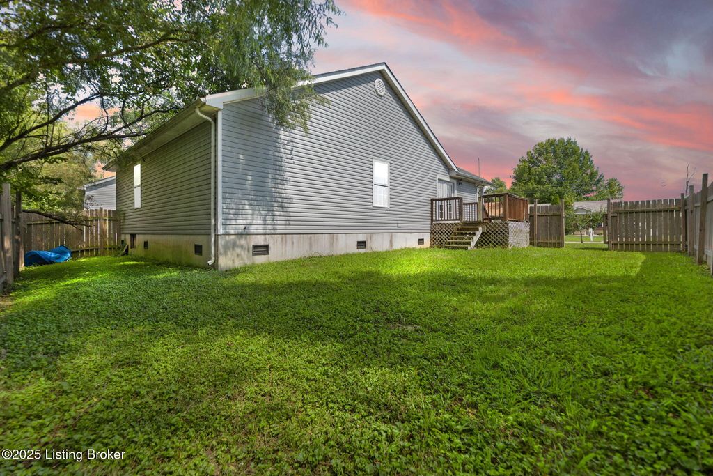 Photo of 226 7th Ave, Shepherdsville, KY 40165 (MLS # 1702081)