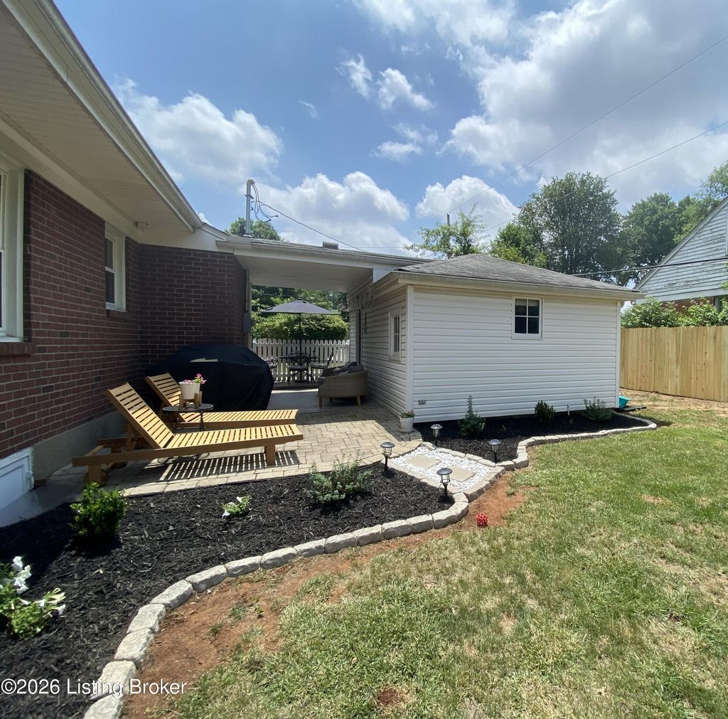 Photo of 2518 Browns Ln, Louisville, KY 40220 (MLS # 1710652)