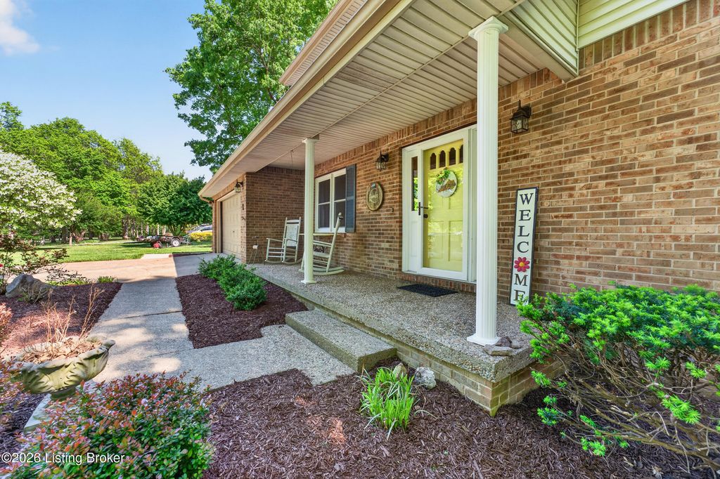 Photo of 237 Poplar Trace, Elizabethtown, KY 42701 (MLS # 1715434)