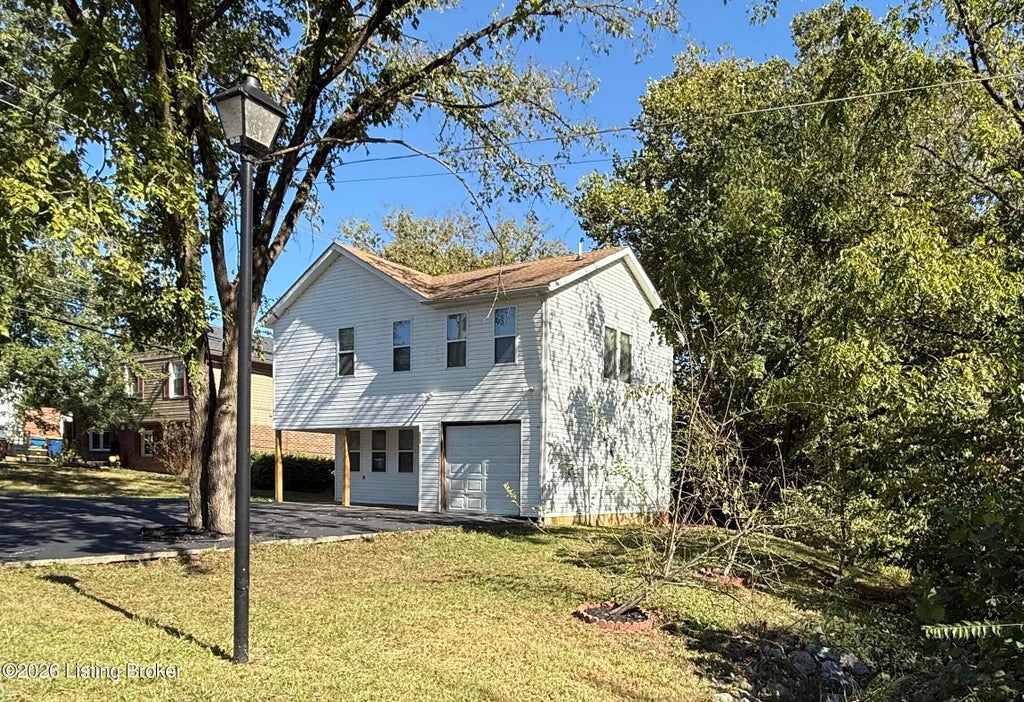 Photo of 6652 Ashbrooke Dr, Pewee Valley, KY 40056 (MLS # 1730889)