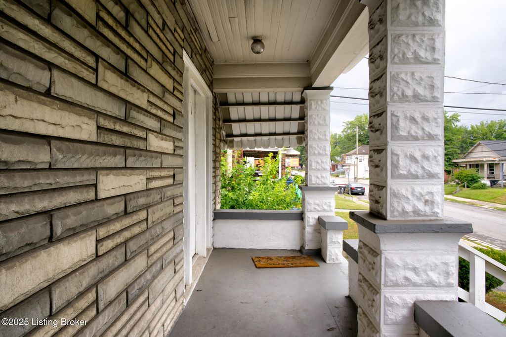 Photo of 1115 S 32nd St, Louisville, KY 40211 (MLS # 1705554)