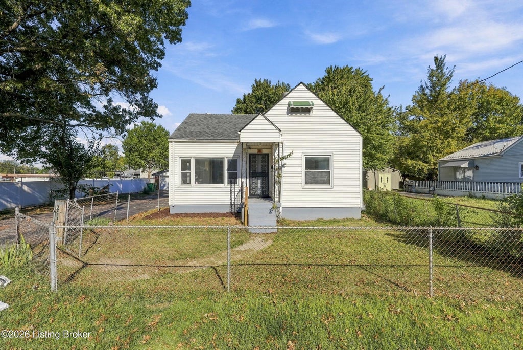 Photo of 3713 Bashford Ave, Louisville, KY 40218 (MLS # 1732363)
