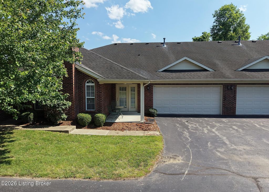 Photo of 11309 Ridge Lake Dr, Louisville, KY 40272 (MLS # 1718180)