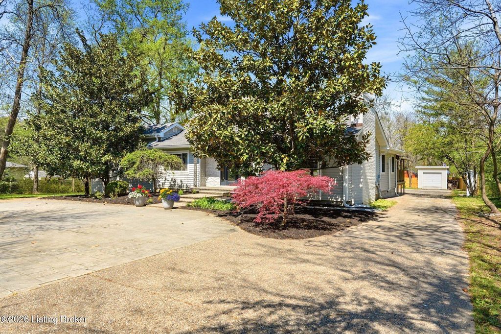 Photo of 11805 Cedardale Rd, Anchorage, KY 40223 (MLS # 1713523)