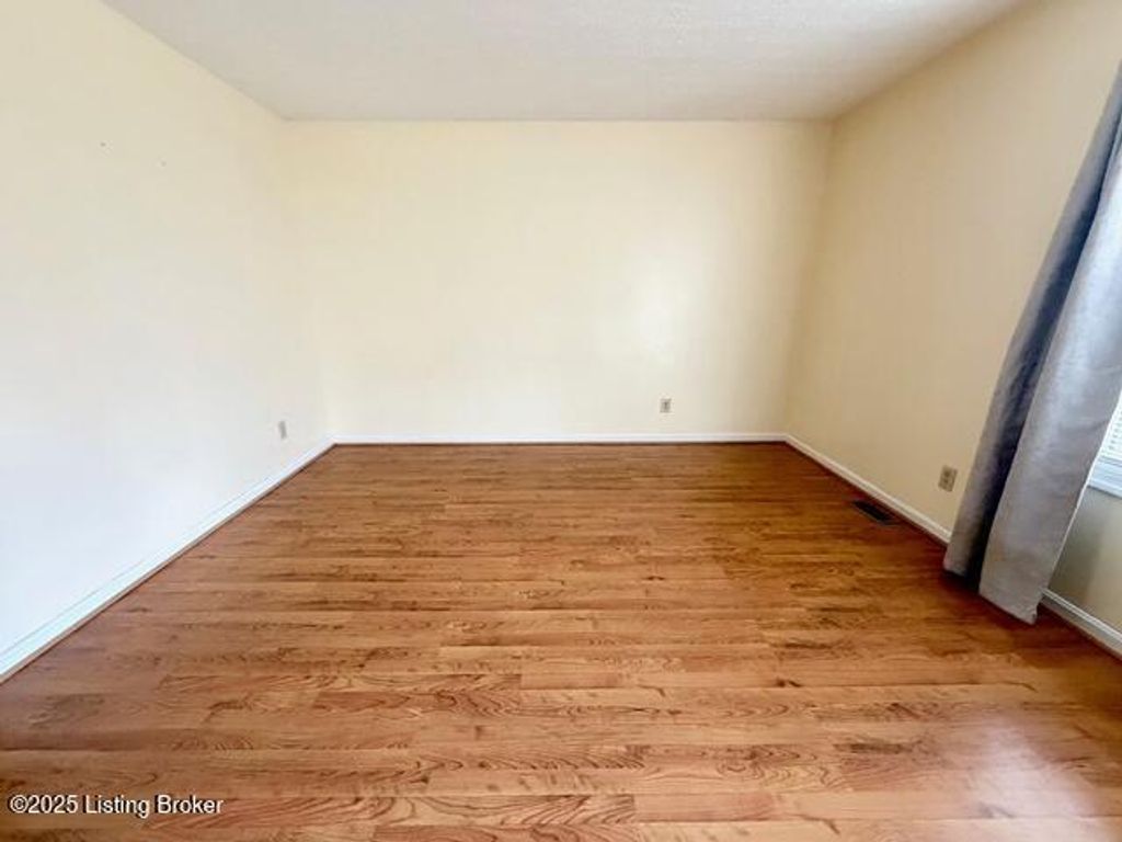 Photo of 600 Ewing Ln, Jeffersonville, IN 47130 (MLS # 1704279)