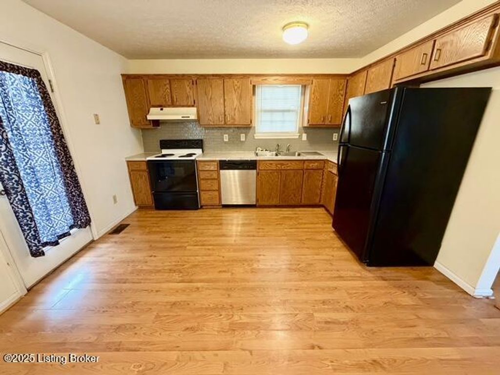 Photo of 600 Ewing Ln, Jeffersonville, IN 47130 (MLS # 1704279)