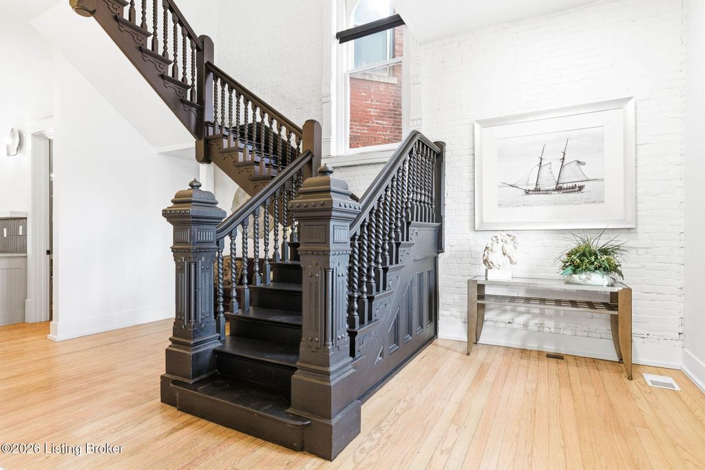 Photo of 940 S 6th St, Louisville, KY 40203 (MLS # 1712289)