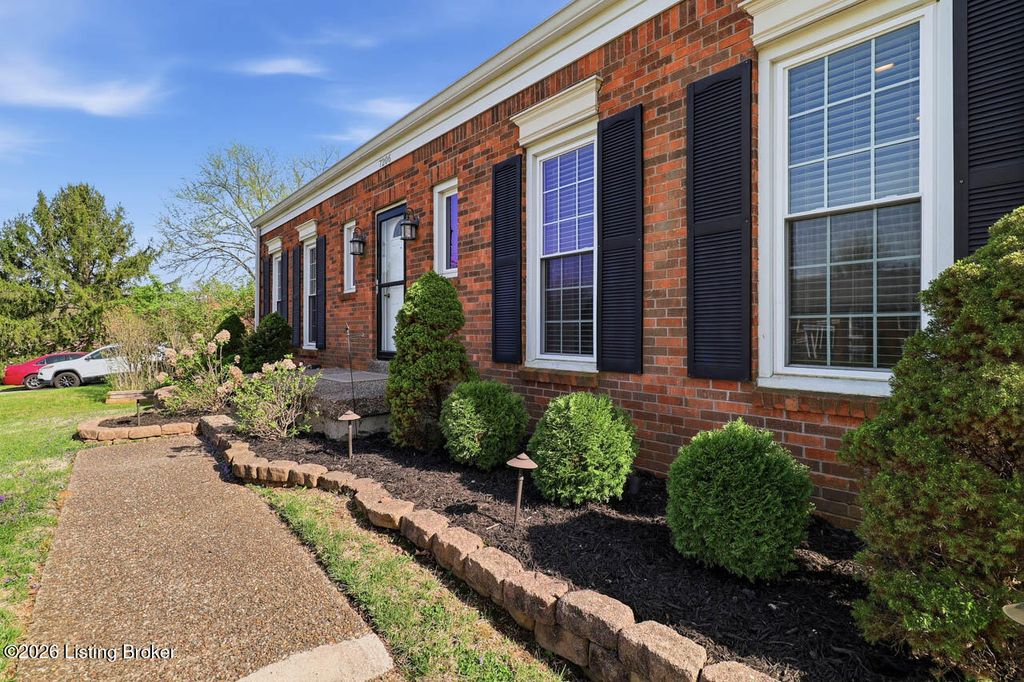 Photo of 7206 Hollow Creek Rd, Louisville, KY 40228 (MLS # 1713151)