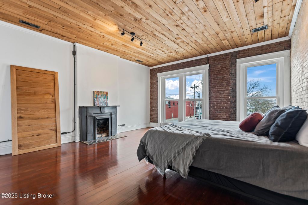 Photo of 902 E Jefferson St #C, Louisville, KY 40206 (MLS # 1706345)