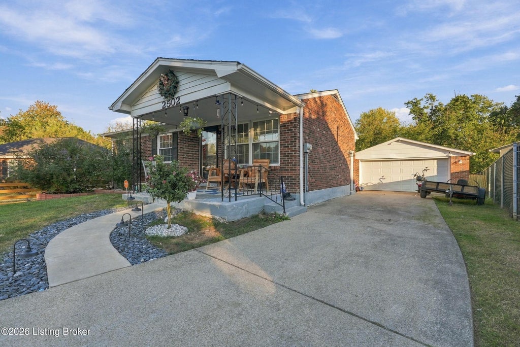 Photo of 2502 Tavistock Ct, Louisville, KY 40272 (MLS # 1732934)