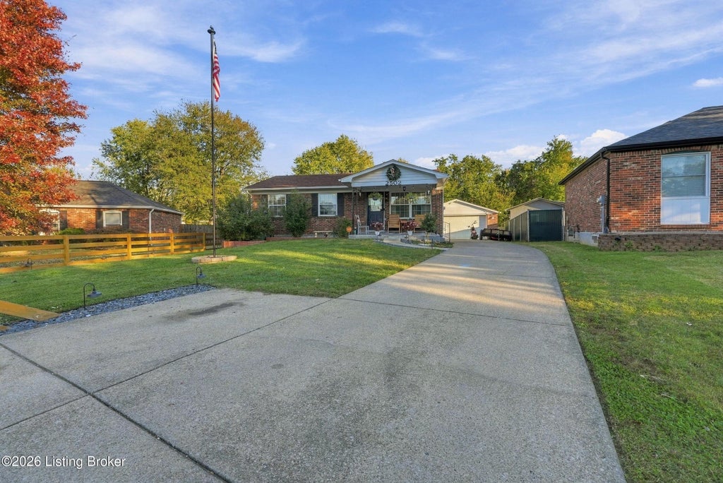 Photo of 2502 Tavistock Ct, Louisville, KY 40272 (MLS # 1732934)