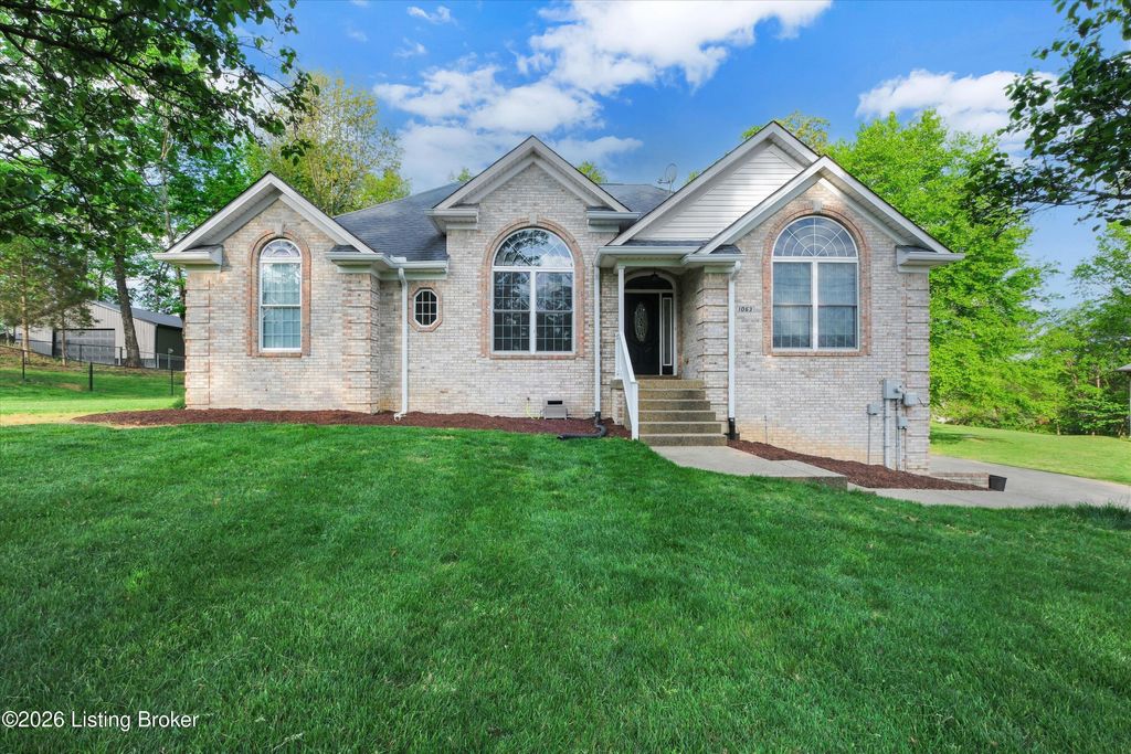 Photo of 1063 Mill Brook Cir, Shepherdsville, KY 40165 (MLS # 1715039)