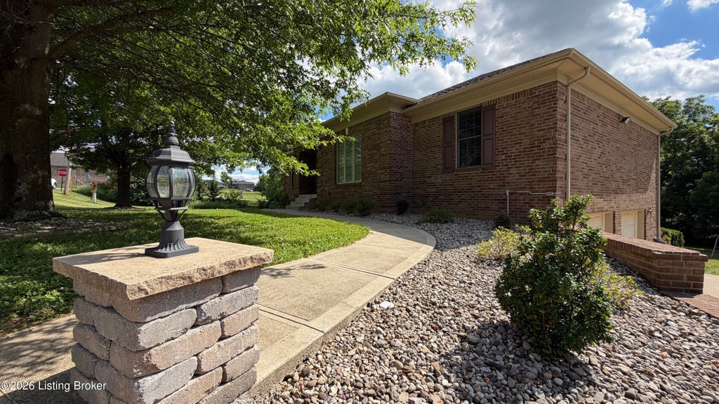 Photo of 998 Royal Oak Dr, Bardstown, KY 40004 (MLS # 1721071)