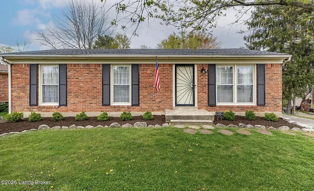 Photo of 2513 Steeplechase Dr, Jeffersontown, KY 40299 (MLS # 1708592)