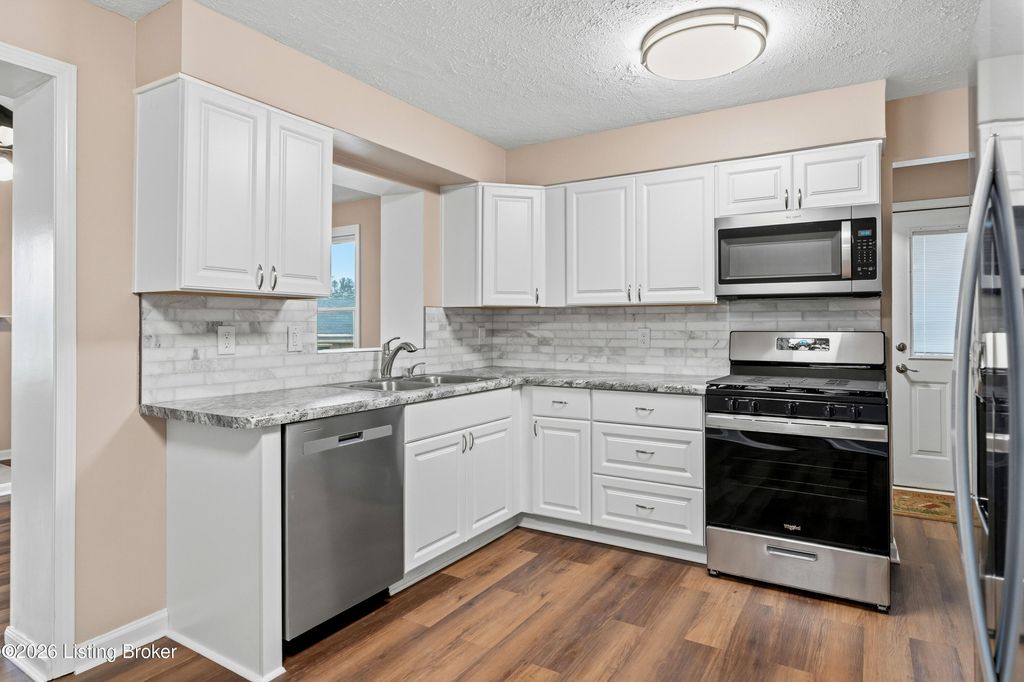 Photo of 11408 Flowervale Ln, Louisville, KY 40272 (MLS # 1707010)