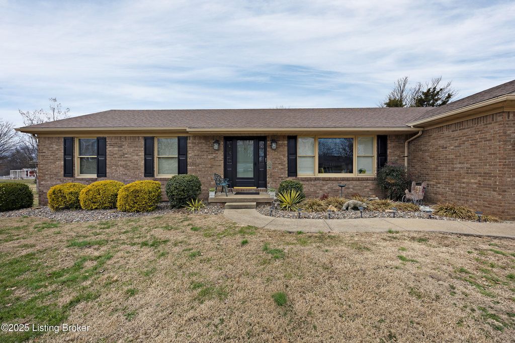 Photo of 112 Venetian Way, Bardstown, KY 40004 (MLS # 1705661)